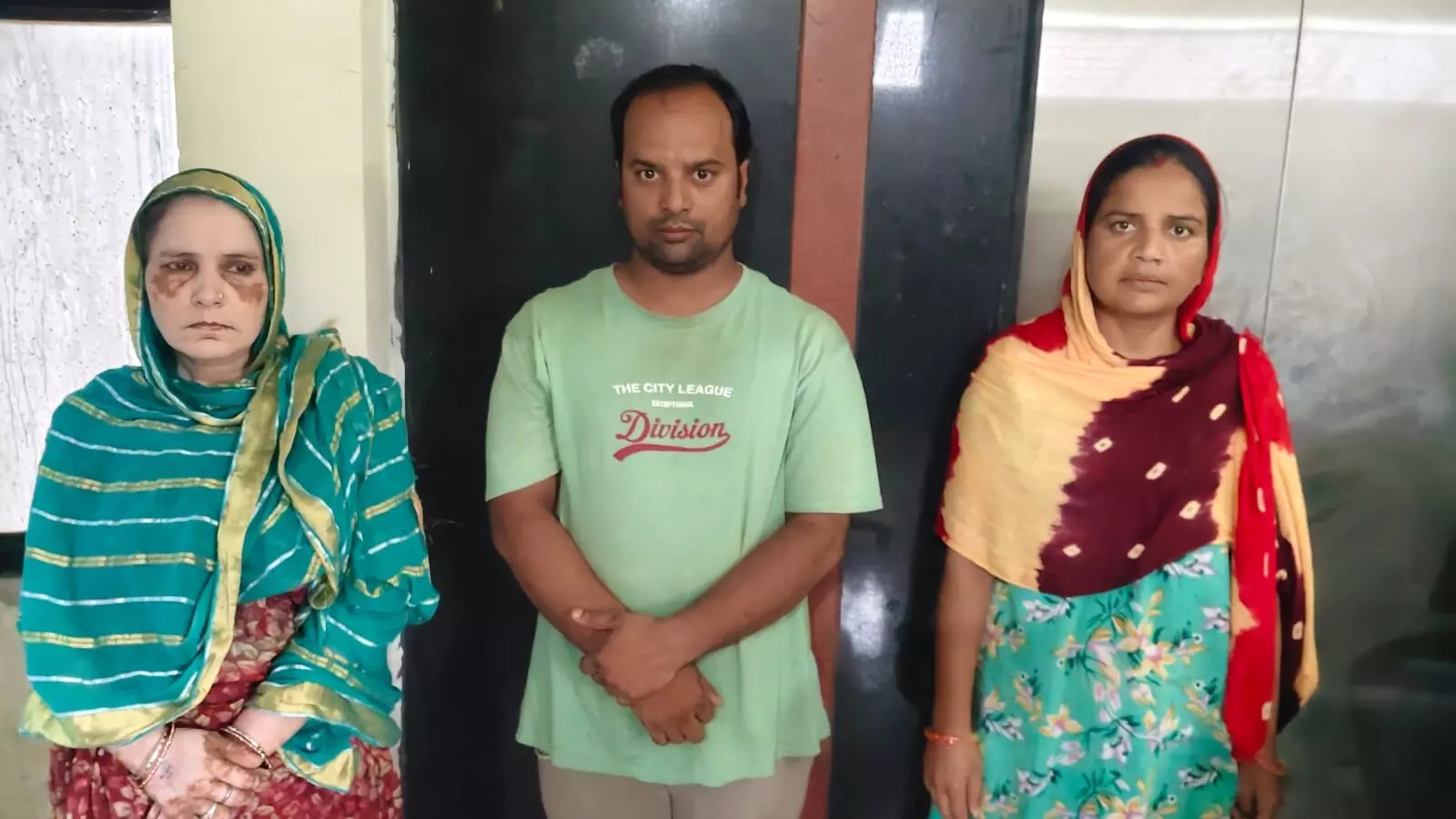 Raipur City Crime : असली सोने का सैंपल, पीतल का हार… 22.50 लाख की ठगी करने वाला अंतरराज्यीय गिरोह बेनकाब, मुंबई से 3 गिरफ्तार Raipur City Crime : असली सोने का सैंपल, पीतल का हार… 22.50 लाख की ठगी करने वाला अंतरराज्यीय गिरोह बेनकाब, मुंबई से 3 गिरफ्तार