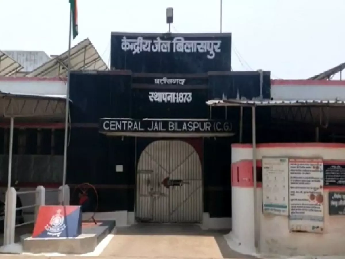 Bilaspur Central Jail : हाई सिक्योरिटी जेल में कैदी ने गैसीफायर प्लांट की जलती भट्ठी में लगाई छलांग, हुई मौत Bilaspur Central Jail : हाई सिक्योरिटी जेल में कैदी ने गैसीफायर प्लांट की जलती भट्ठी में लगाई छलांग, हुई मौत