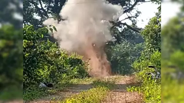 IED Blast : नीलम सराई जलप्रपात के रास्ते फिर फटा प्रेशर IED, पर्यटक दल के सदस्य समेत दो नाबालिग घायल IED Blast : नीलम सराई जलप्रपात के रास्ते फिर फटा प्रेशर IED, पर्यटक दल के सदस्य समेत दो नाबालिग घायल