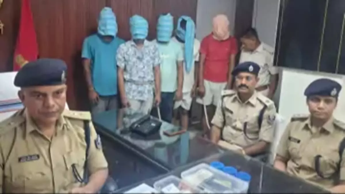 Bihar Crime : ज्वेलरी लूट के पैसों से खरीदी कार, हथियार सप्लायर और सोना खरीदने वाले ज्वैलर्स समेत 5 गिरफ्तार Bihar Crime : ज्वेलरी लूट के पैसों से खरीदी कार, हथियार सप्लायर और सोना खरीदने वाले ज्वैलर्स समेत 5 गिरफ्तार