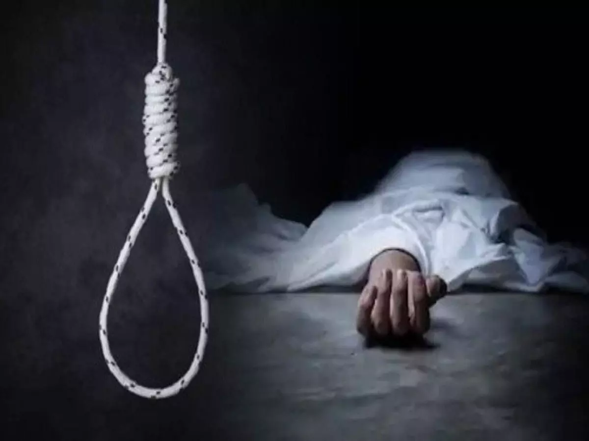 CG News : 12वीं की छात्रा ने की आत्महत्या, बाथरूम में फंदे से लटका मिला शव, मोबाइल जांच में जुटी पुलिस CG News : 12वीं की छात्रा ने की आत्महत्या, बाथरूम में फंदे से लटका मिला शव, मोबाइल जांच में जुटी पुलिस