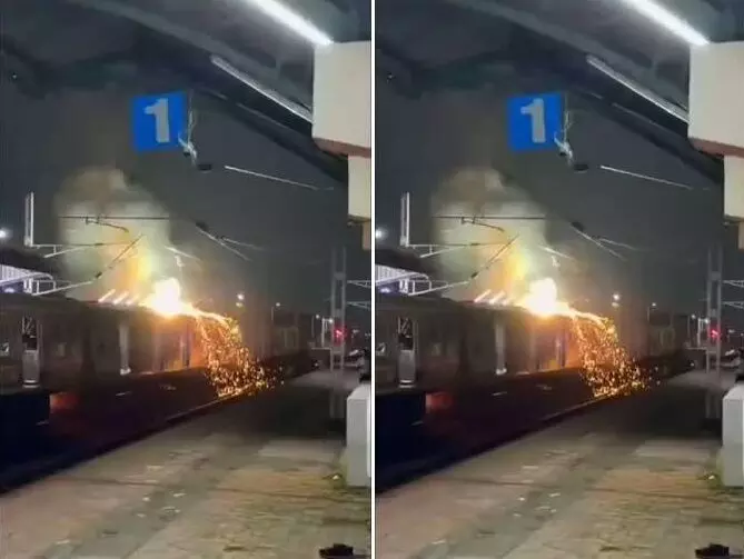 Dakshineswar Railway Station: दक्षिणेश्वर रेलवे स्टेशन पर बड़ा हादसा टला, ट्रेन पर अचानक गिरा ओवरहेड बिजली का तार, चिंगारी देख मची अफरा तरफी, Video वायरल