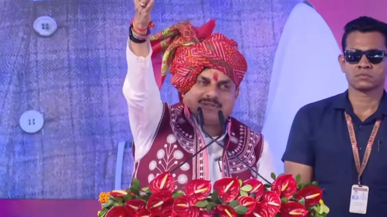 MP : सीएम डॉ. मोहन यादव ने 283 करोड़ की विकास परियोजनाओं की दी सौगात, स्व-सहायता समूहों को 300 करोड़ का ऋण, दिव्यांग को मिली बाइक MP : सीएम डॉ. मोहन यादव ने 283 करोड़ की विकास परियोजनाओं की दी सौगात, स्व-सहायता समूहों को 300 करोड़ का ऋण, दिव्यांग को मिली बाइक