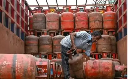 LPG Commercial cylinder: कमर्शियल LPG सिलेंडर 200 रुपए सस्ता, होटल-रेस्तरां को बड़ी राहत, जानें कब से लागू होगी नई कीमत LPG Commercial cylinder: कमर्शियल LPG सिलेंडर 200 रुपए सस्ता, होटल-रेस्तरां को बड़ी राहत, जानें कब से लागू होगी नई कीमत