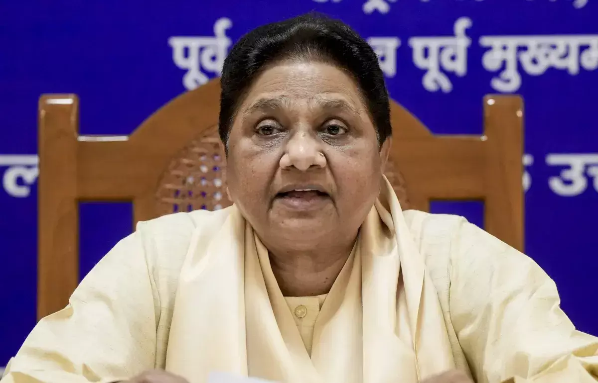 UP Politics: चुनाव से पहले मायावती का बड़ा एक्शन, दो वरिष्ठ नेताओं पर गिरी गाज, BSP में मचा सियासी घमासान