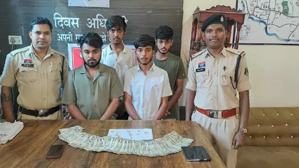 CG Crime : धमकी और ब्लैकमेल से परिवार से 14.50 लाख नकद व 450 ग्राम सोना ऐंठा, 4 आरोपी गिरफ्तार CG Crime : धमकी और ब्लैकमेल से परिवार से 14.50 लाख नकद व 450 ग्राम सोना ऐंठा, 4 आरोपी गिरफ्तार