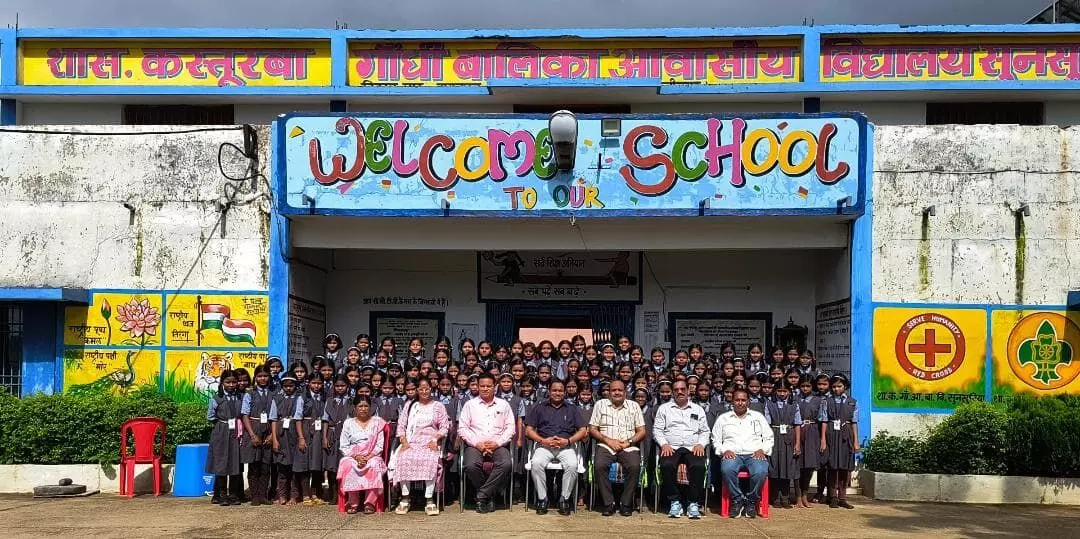 CG News: डीईओ ने किया कस्तूरबा बालिका आवासीय विद्यालय सुनसुनिया का निरीक्षण, छात्राओं को बड़े सपने देखने के लिए किया प्रेरित