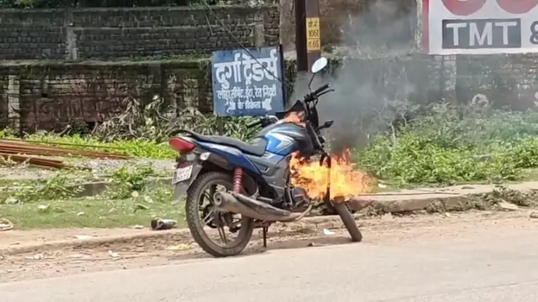 Raipur City News : सड़क पर दौड़ती बाइक बनी आग का गोला, चालक ने कूदकर बचाई जान Raipur City News : सड़क पर दौड़ती बाइक बनी आग का गोला, चालक ने कूदकर बचाई जान