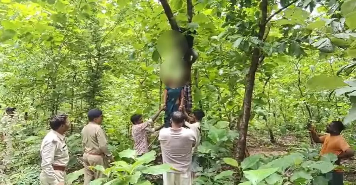 MP News : जंगल में पेड़ से लटके मिले जीजा-साली के शव, दो महीने पहले हुई थी दूसरी शादी, आत्महत्या के कारणों की जांच जारी MP News : जंगल में पेड़ से लटके मिले जीजा-साली के शव, दो महीने पहले हुई थी दूसरी शादी, आत्महत्या के कारणों की जांच जारी