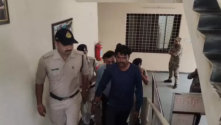 MP Crime : पानी से भरे गड्ढे में मिला शव, पुलिस ने खोला हत्या का राज, अवैध संबंध और रंजिश में रची गई थी मौत की साजिश MP Crime : पानी से भरे गड्ढे में मिला शव, पुलिस ने खोला हत्या का राज, अवैध संबंध और रंजिश में रची गई थी मौत की साजिश