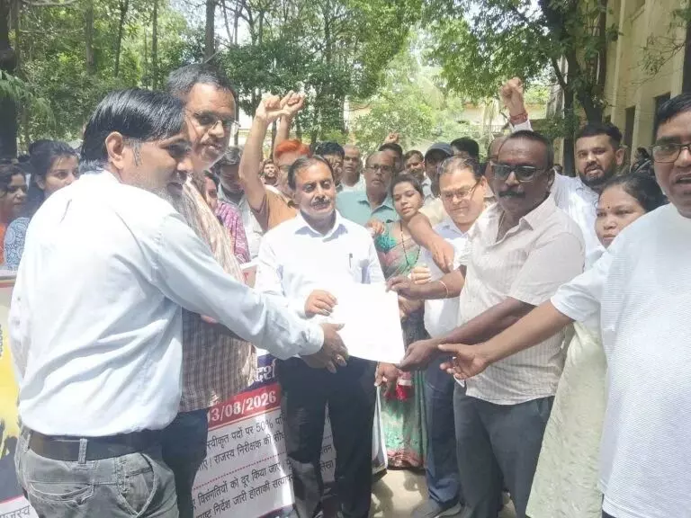 Raipur City News : दो सूत्रीय मांगों को लेकर प्रदेशभर के पटवारी हड़ताल पर, पदोन्नति और वेतन विसंगति को लेकर कलेक्टर को सौंपा ज्ञापन Raipur City News : दो सूत्रीय मांगों को लेकर प्रदेशभर के पटवारी हड़ताल पर, पदोन्नति और वेतन विसंगति को लेकर कलेक्टर को सौंपा ज्ञापन