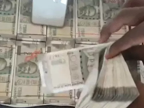 Raipur City Crime : 45 करोड़ के नकली नोटों का झांसा देकर 1.13 करोड़ की ठगी, बड़े फर्जी करेंसी नेटवर्क की जांच में जुटी पुलिस Raipur City Crime : 45 करोड़ के नकली नोटों का झांसा देकर 1.13 करोड़ की ठगी, बड़े फर्जी करेंसी नेटवर्क की जांच में जुटी पुलिस