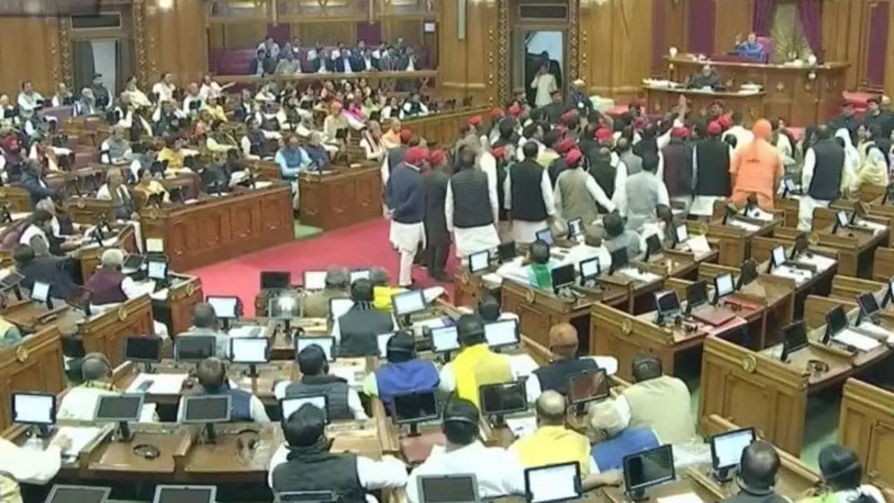 UP Assembly : यूपी विधानसभा में चढ़ावा चोरी मुद्दे पर भारी बवाल, मार्शलों से धक्कामुक्की के बाद सदन स्थगित