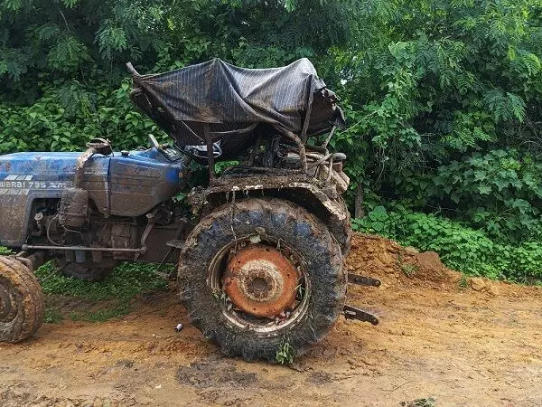 MP Accident : धान रोपाई से लौट रहे मजदूरों का ट्रैक्टर पलटा, 15 वर्षीय किशोरी की मौत, तीन महिलाएं घायल
