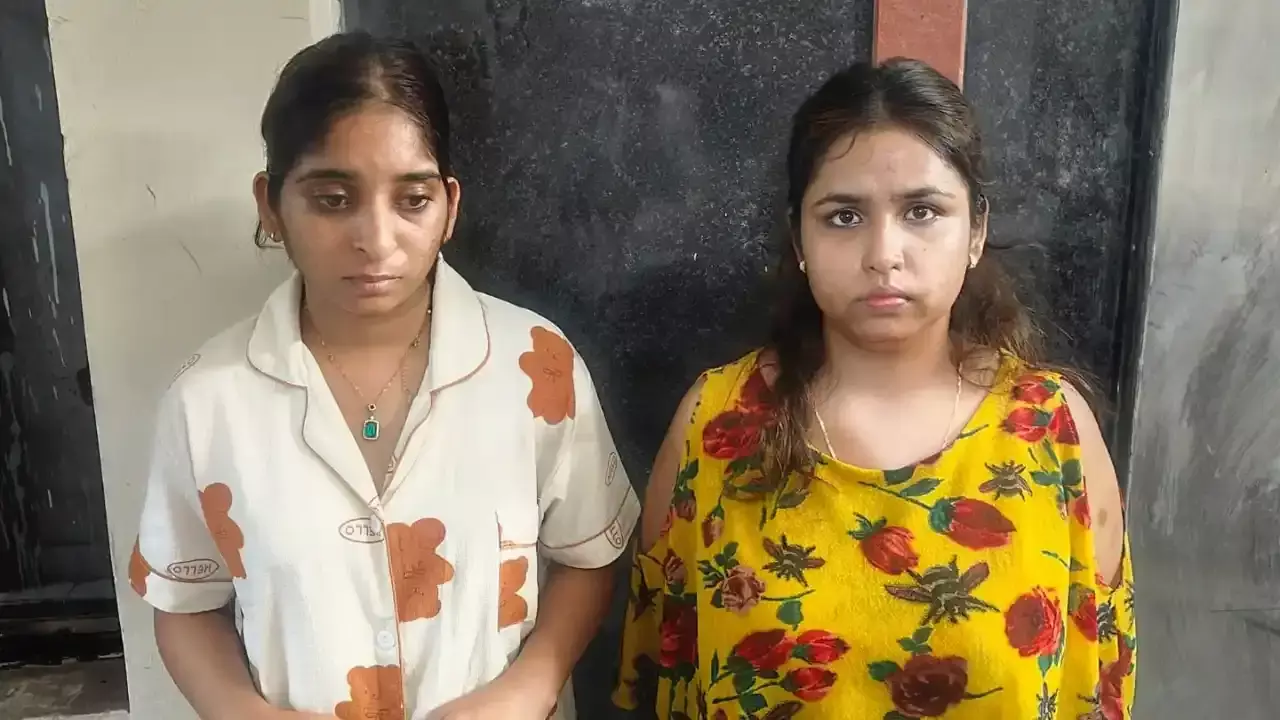 CG News : 45 करोड़ का निवेश दिलाने का झांसा, 1.13 करोड़ की ठगी; दो अंतरराज्यीय महिला आरोपी गिरफ्तार CG News : 45 करोड़ का निवेश दिलाने का झांसा, 1.13 करोड़ की ठगी; दो अंतरराज्यीय महिला आरोपी गिरफ्तार