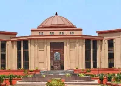 विवाहित बेटी को अधिकार से वंचित करना गलत, अनुकंपा नियुक्ति पर हाईकोर्ट का बड़ा फैसला, शासन का आदेश निरस्त विवाहित बेटी को अधिकार से वंचित करना गलत, अनुकंपा नियुक्ति पर हाईकोर्ट का बड़ा फैसला, शासन का आदेश निरस्त