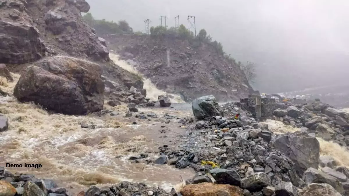 UK: उत्तराखंड में भारी बारिश का अलर्ट: 85 सड़कें बंद, कई नदियां खतरे के निशान से ऊपर