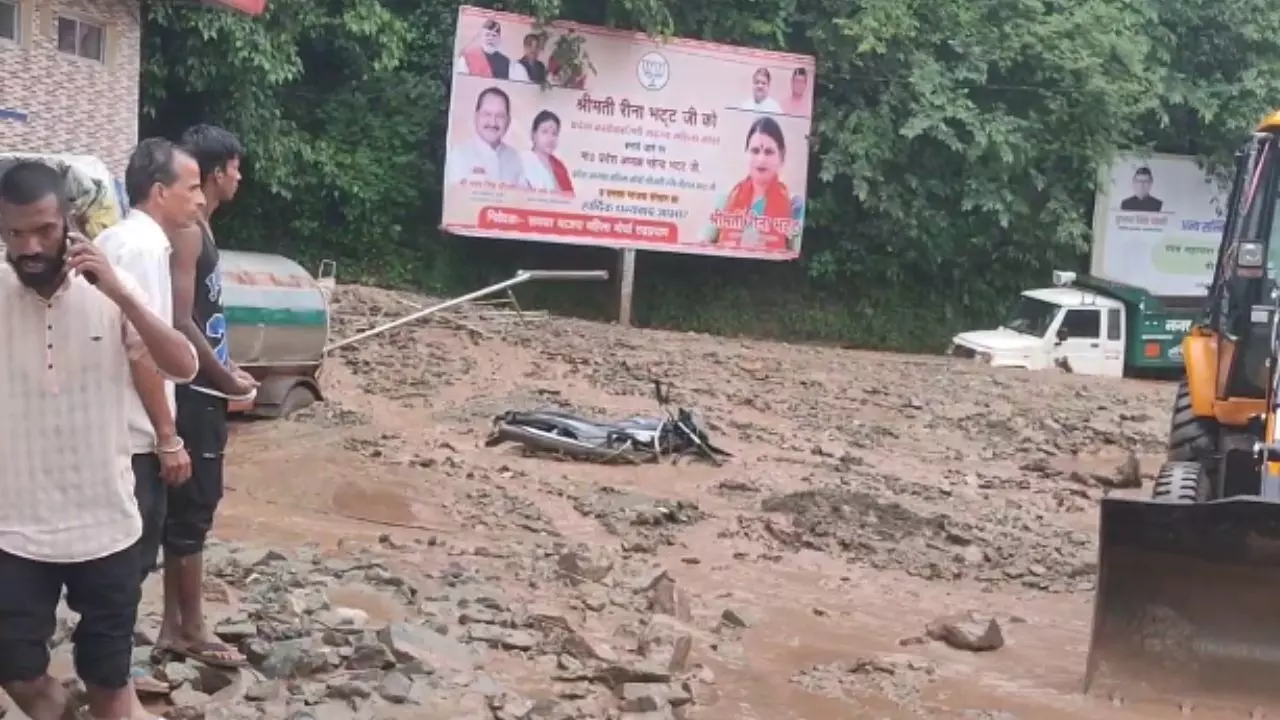 Uttarakhand : उत्तराखंड में भारी बारिश से तबाही, केदारनाथ हाईवे पर मलबे में दबे कई वाहन, यमुनोत्री-गंगोत्री मार्ग पर भूस्खलन