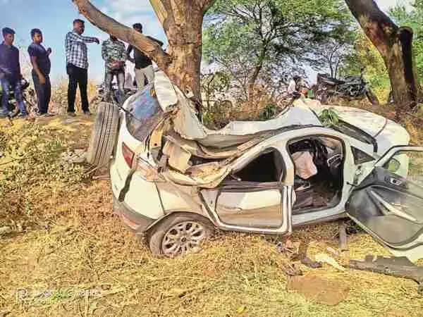 MP Accident : तेज रफ्तार XUV पेड़ से टकराई, एक की मौके पर मौत, चार जिंदगी के लिए जूझ रहे