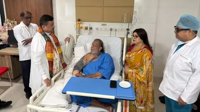 Mithun Chakraborty: अस्पताल में भर्ती हुए मिथुन चक्रवर्ती, हाथ की सर्जरी सफल; CM शुभेंदु अधिकारी ने जाना हालचाल Mithun Chakraborty: अस्पताल में भर्ती हुए मिथुन चक्रवर्ती, हाथ की सर्जरी सफल; CM शुभेंदु अधिकारी ने जाना हालचाल