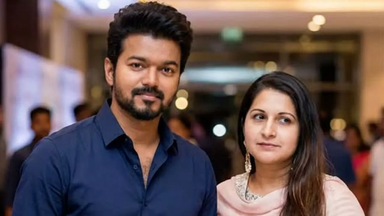 Vijay-Sangeetha : थलपति विजय और संगीता के रिश्ते में आई नई शुरुआत, नहीं होगा तलाक, पत्नी ने वापस लिया केस Vijay-Sangeetha : थलपति विजय और संगीता के रिश्ते में आई नई शुरुआत, नहीं होगा तलाक, पत्नी ने वापस लिया केस