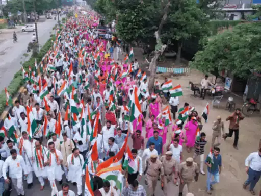 CG News : बस्तर के 92 गांवों में पहली बार फहरेगा तिरंगा, 500 से ज्यादा स्कूल-चौराहे होंगे शहीदों के नाम CG News : बस्तर के 92 गांवों में पहली बार फहरेगा तिरंगा, 500 से ज्यादा स्कूल-चौराहे होंगे शहीदों के नाम