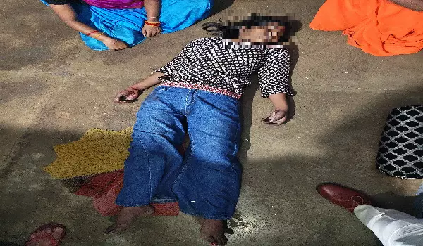 MP Crime : 13 साल की छात्रा की संदिग्ध मौत, फंदे से लटकी मिली लाश, नस कटी और शरीर पर चोट के निशान MP Crime : 13 साल की छात्रा की संदिग्ध मौत, फंदे से लटकी मिली लाश, नस कटी और शरीर पर चोट के निशान