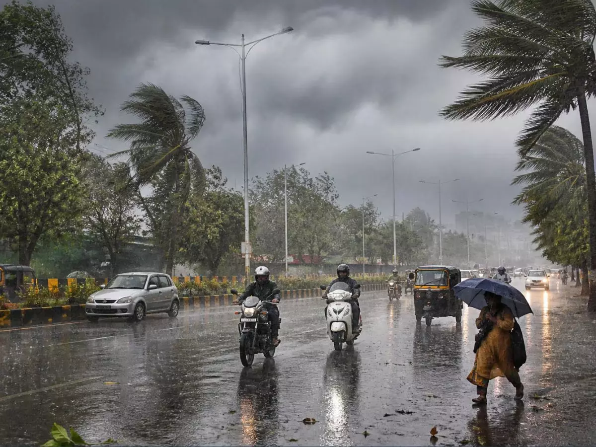 CG Weather News: छत्तीसगढ़ में आज भी बारिश का अलर्ट: 22 जिलों में गरज-चमक के साथ बौछारों के आसार, राजधानी रायपुर में भी बरसेंगे बादल