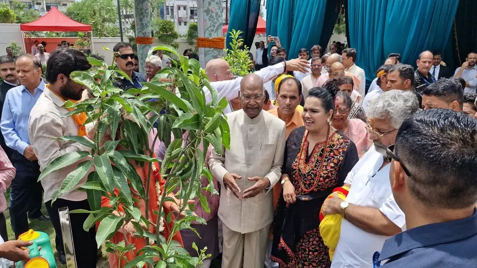 UP: पूर्व राष्ट्रपति रामनाथ कोविंद ने वृंदावन में किए राधारमण जी के दर्शन: परिवार के साथ पूजा-अर्चना, पौधारोपण कर दिया पर्यावरण संरक्षण का संदेश UP: पूर्व राष्ट्रपति रामनाथ कोविंद ने वृंदावन में किए राधारमण जी के दर्शन: परिवार के साथ पूजा-अर्चना, पौधारोपण कर दिया पर्यावरण संरक्षण का संदेश