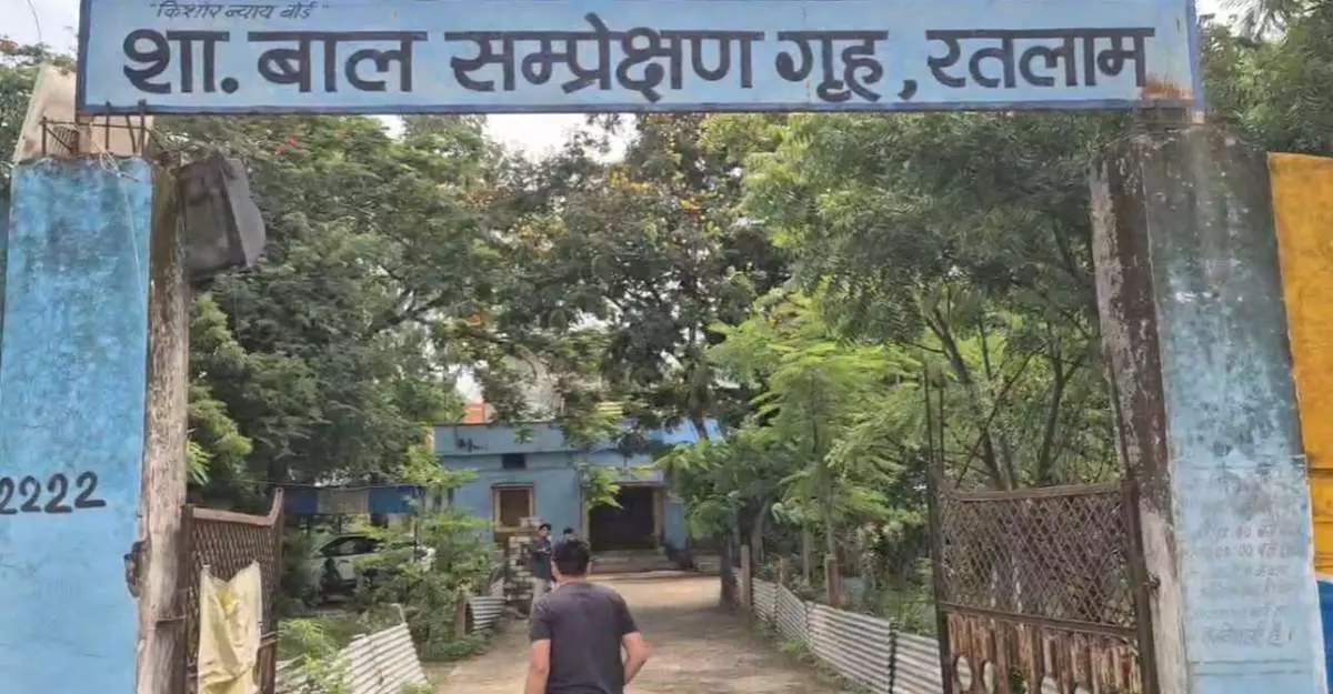 MP News : बाल संप्रेषण गृह में मचा हड़कंप, 7 बाल अपचारी गेट तोड़कर फरार, 6 पकड़े गए MP News : बाल संप्रेषण गृह में मचा हड़कंप, 7 बाल अपचारी गेट तोड़कर फरार, 6 पकड़े गए
