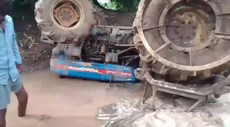 CG Accident : खेत की जुताई के दौरान पलटा ट्रैक्टर, नीचे दबने से चालक की मौत