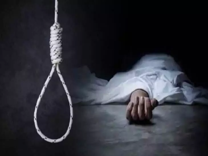 CG News : नाबालिग ने घर में लगाई फांसी, कमरे का दरवाजा तोड़कर बाहर निकाला गया शव CG News : नाबालिग ने घर में लगाई फांसी, कमरे का दरवाजा तोड़कर बाहर निकाला गया शव