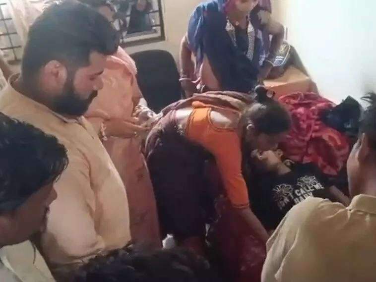MP News : छात्रावास में फंदे से लटका मिला छात्र का शव, जेब से मिली चिट्ठी ने बढ़ाया रहस्य, CCTV से खुलेगा राज MP News : छात्रावास में फंदे से लटका मिला छात्र का शव, जेब से मिली चिट्ठी ने बढ़ाया रहस्य, CCTV से खुलेगा राज