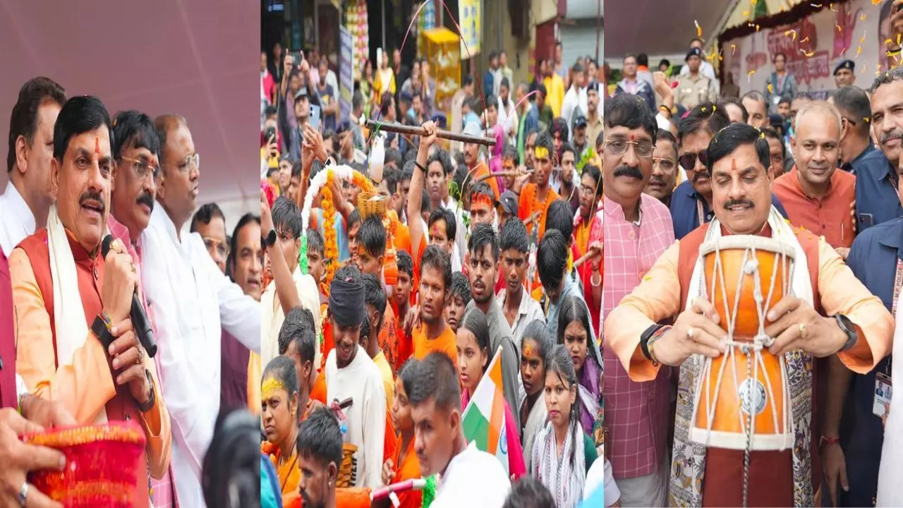 MP Kanwar Yatra: जबलपुर में कांवड़ियों के बीच पहुंचे CM डॉ. मोहन यादव, फूल बरसाकर किया स्वागत और बजाया डमरू MP Kanwar Yatra: जबलपुर में कांवड़ियों के बीच पहुंचे CM डॉ. मोहन यादव, फूल बरसाकर किया स्वागत और बजाया डमरू