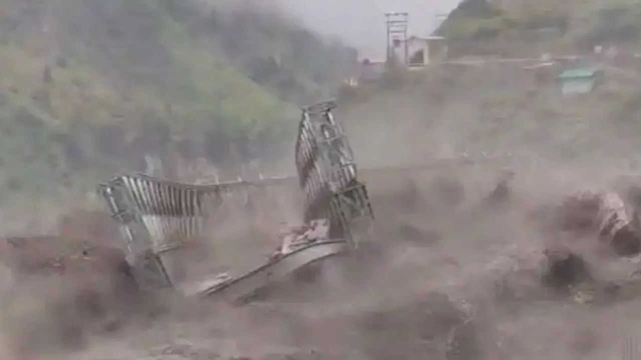 Uttarakhand : चमोली में भारी बारिश का असर, तेज बहाव में बहा वैली ब्रिज; नीती घाटी के 17 गांवों का संपर्क टूटा