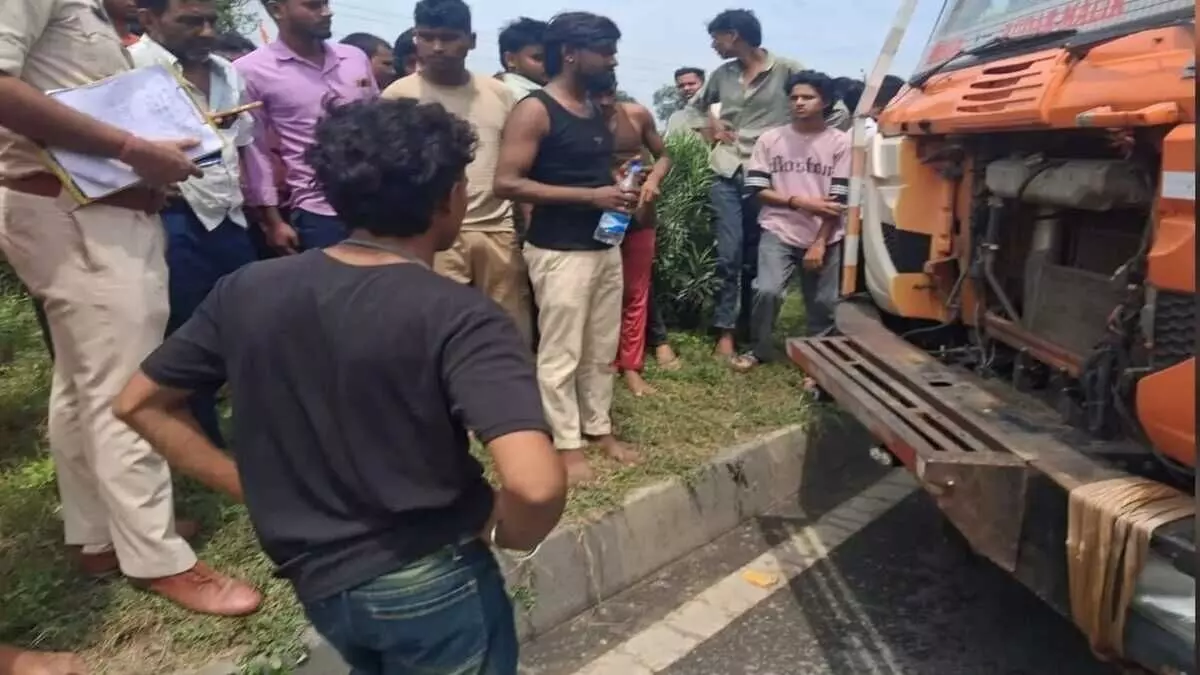 Bihar Accident : तेज रफ्तार ट्रक ने बाइक को मारी टक्कर, ससुर-बहू की मौके पर मौत, ग्रामीणों ने किया चक्काजाम