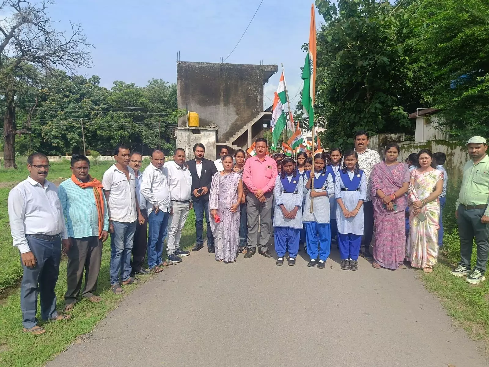 CG: बागबाहरा में निकली तिरंगा रैली, बच्चों ने दिया देशभक्ति का संदेश; शिक्षकों और पालकों ने भी लिया हिस्सा CG: बागबाहरा में निकली तिरंगा रैली, बच्चों ने दिया देशभक्ति का संदेश; शिक्षकों और पालकों ने भी लिया हिस्सा