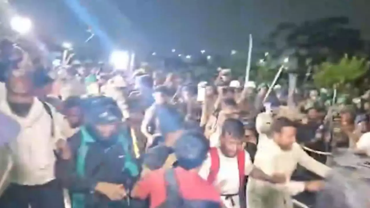 jpsc-jssc-student-protest: विधानसभा घेराव के बाद छात्रों पर लाठीचार्ज, देवेंद्र नाथ महतो को एंबुलेंस से उठा ले गई पुलिस, देखें वीडियो jpsc-jssc-student-protest: विधानसभा घेराव के बाद छात्रों पर लाठीचार्ज, देवेंद्र नाथ महतो को एंबुलेंस से उठा ले गई पुलिस, देखें वीडियो