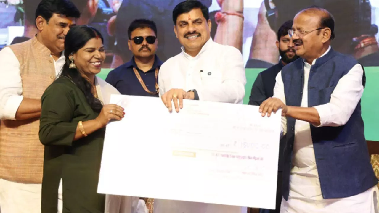 MP : मुख्यमंत्री डॉ. मोहन यादव ने 15 बुनकरों और शिल्पियों को किया सम्मानित, कुटीर और ग्रामोद्योग उत्पादों को ग्लोबल मार्केट से जोड़ने की तैयारी, दो ई-कॉमर्स पोर्टल लॉन्च