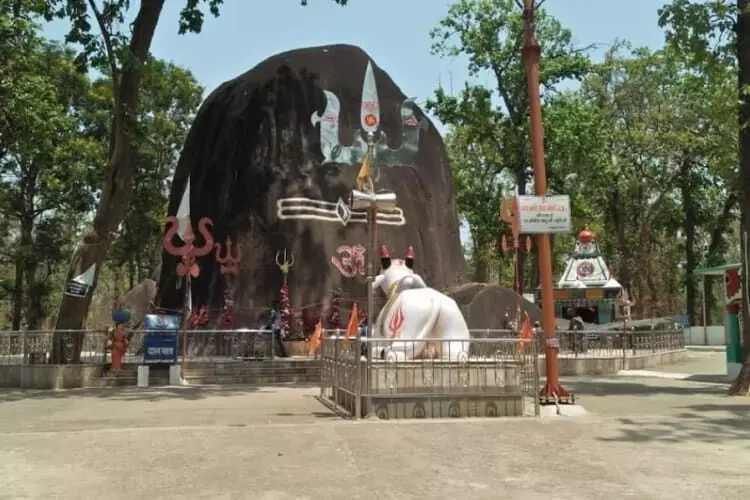 Bhuteshwar Mahadev : हर साल बढ़ता है भूतेश्वर महादेव का शिवलिंग, सावन में दर्शन के लिए उमड़ रहे श्रद्धालु Bhuteshwar Mahadev : हर साल बढ़ता है भूतेश्वर महादेव का शिवलिंग, सावन में दर्शन के लिए उमड़ रहे श्रद्धालु
