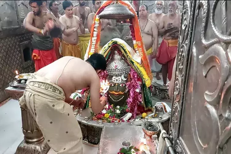 Mahakaal Darshan : सावन अमावस्या पर घर बैठे करें बाबा महाकाल के दिव्य दर्शन, देखें Live Mahakaal Darshan : सावन अमावस्या पर घर बैठे करें बाबा महाकाल के दिव्य दर्शन, देखें Live