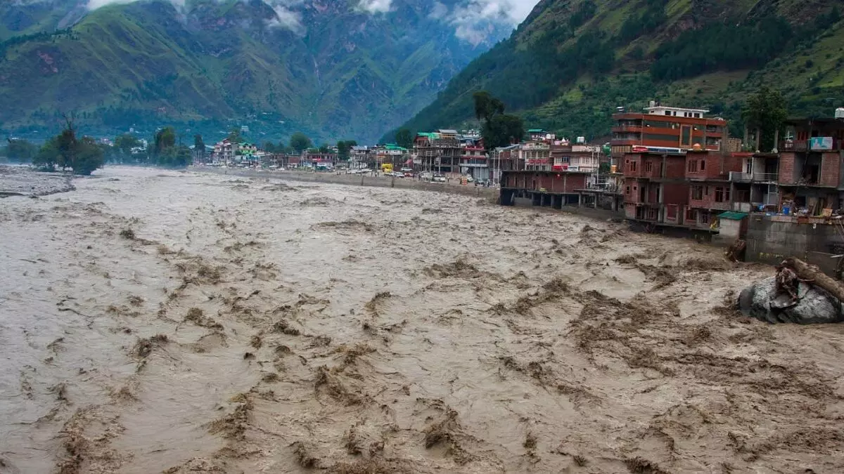 हिमाचल में बारिश से हाहाकार: 288 सड़कें बंद, 112 ट्रांसफार्मर ठप; 3 गांवों का संपर्क टूटा