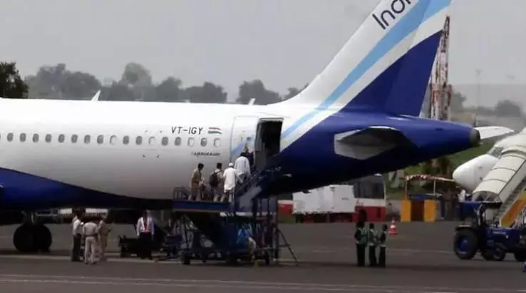Indigo Flight Emergency Landing : लैंडिंग से पहले बाएं इंजन में आई खराबी, इंडिगो फ्लाइट की इमरजेंसी लैंडिंग, 224 यात्री थे सवार Indigo Flight Emergency Landing : लैंडिंग से पहले बाएं इंजन में आई खराबी, इंडिगो फ्लाइट की इमरजेंसी लैंडिंग, 224 यात्री थे सवार