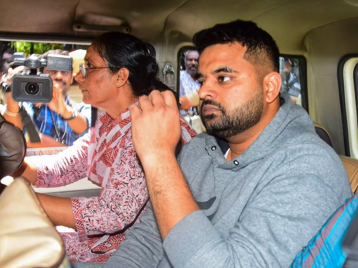 उम्रकैद की सजा काट रहे प्रज्वल रेवन्ना के पास मिला मोबाइल, जेल अधिकारी पर कार्रवाई उम्रकैद की सजा काट रहे प्रज्वल रेवन्ना के पास मिला मोबाइल, जेल अधिकारी पर कार्रवाई