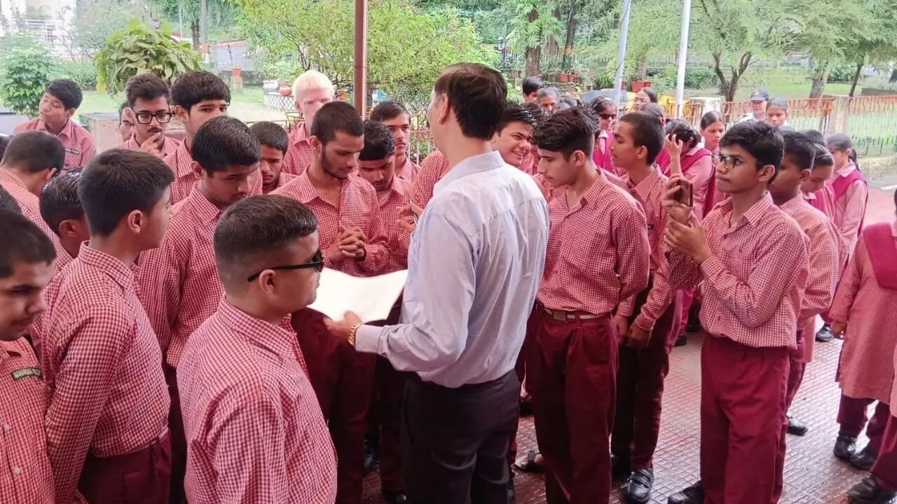 दिव्यांग छात्रों ने खत्म किया प्रदर्शन, मांगों पर संस्थान ने दिया लिखित आश्वासन, जानिए क्या थी उनकी मांगे