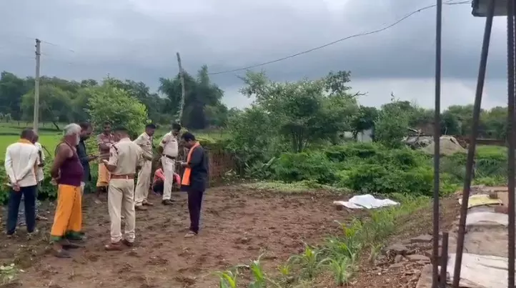 CG Crime : बुजुर्ग दंपती की नृशंस हत्या, कमकावाड़ा गांव में मचा हड़कंप, पुलिस जांच में जुटी