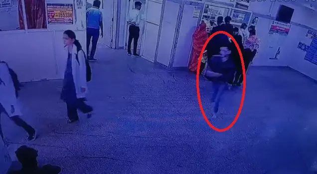 MP News : जेल का बंदी प्रहरी को पीटकर हथकड़ी समेत हुआ फरार, अस्पताल में इलाज के लिए लाया गया था