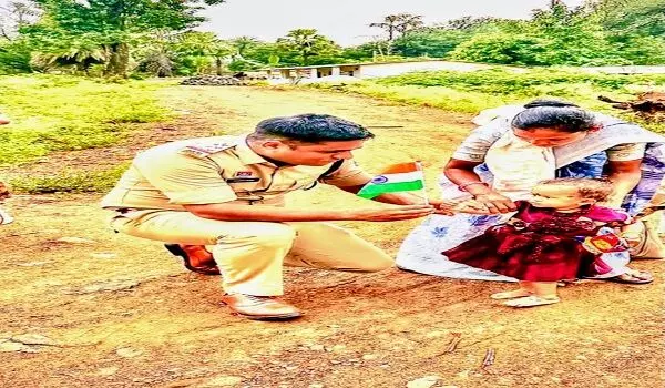 CG News : कभी नक्सलियों का गढ़ रहा चिंतागुफा अब बदल रहा तस्वीर, ‘निवा दुवाड़ ते’ से ग्रामीणों के द्वार पहुंची पुलिस CG News : कभी नक्सलियों का गढ़ रहा चिंतागुफा अब बदल रहा तस्वीर, ‘निवा दुवाड़ ते’ से ग्रामीणों के द्वार पहुंची पुलिस