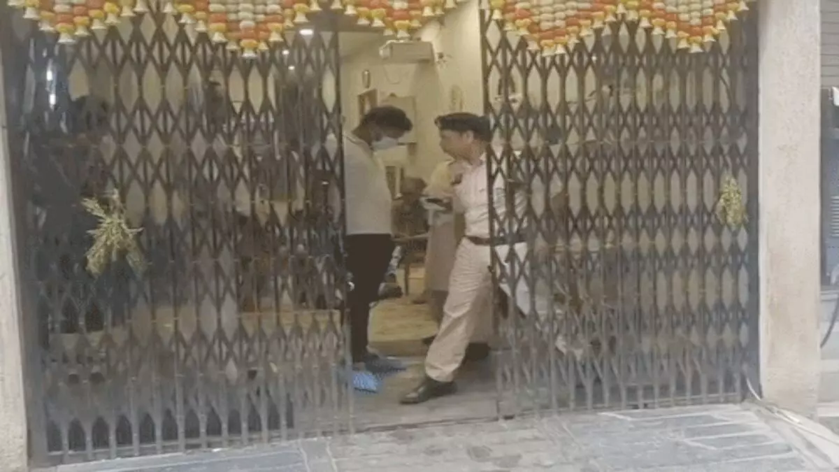 Raipur City Crime : होटल के कमरे में प्रेमिका की चाकू मारकर हत्या, फिर प्रेमी ने खुद का गला रेता, हालत गंभीर Raipur City Crime : होटल के कमरे में प्रेमिका की चाकू मारकर हत्या, फिर प्रेमी ने खुद का गला रेता, हालत गंभीर