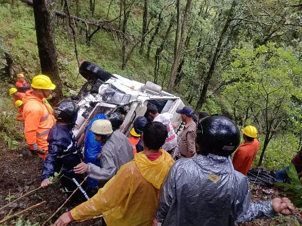 Uttarakhand Accident : खाई में गिरा पर्यटकों से भरा टैंपो ट्रैवलर, 2 की मौत, कई घायल